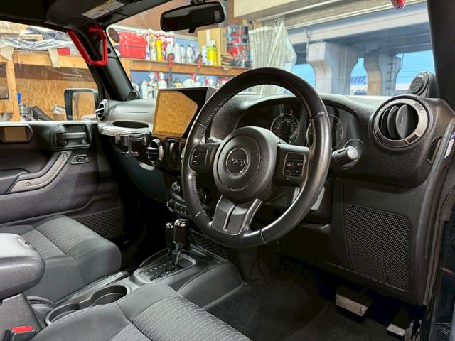 ジープ・ラングラー スポーツ 4WD ETC オートクルーズコントロール サンルーフ アルミホイール AT 盗難防止システム Bluetooth ABS エアコン パワーウィンドウ 運転席エアバッグ 助手席エアバッグ(48枚目)