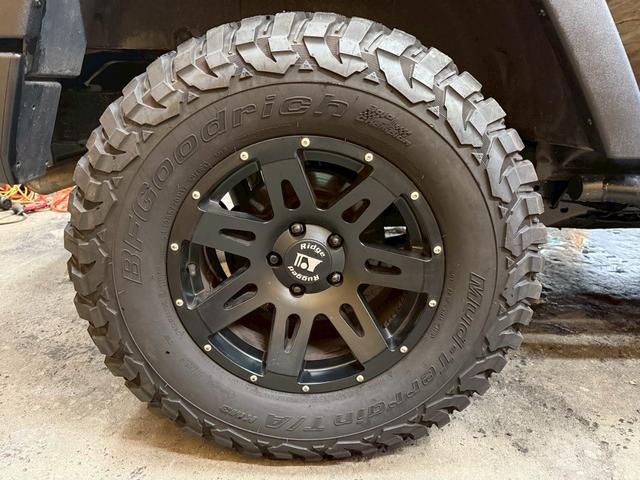 ジープ・ラングラー スポーツ 4WD ETC オートクルーズコントロール サンルーフ アルミホイール AT 盗難防止システム Bluetooth ABS エアコン パワーウィンドウ 運転席エアバッグ 助手席エアバッグ(61枚目)