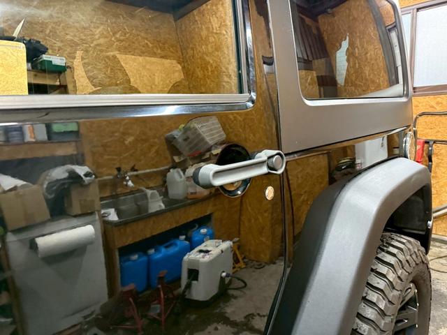 ジープ・ラングラー スポーツ 4WD ETC オートクルーズコントロール サンルーフ アルミホイール AT 盗難防止システム Bluetooth ABS エアコン パワーウィンドウ 運転席エアバッグ 助手席エアバッグ(74枚目)