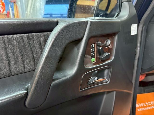 Ｇクラス Ｇ５００Ｌ　４ＷＤ　左ハンドル　バックカメラ　クリアランスソナー　パワーシート　サンルーフ　オートライト　ヘッドライトウォッシャー　アルミホイール　シートヒーター　ＡＴ　エアコン　パワーステアリング（7枚目）
