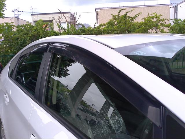 プリウス Ｓ　車検Ｒ９年５月　純正ナビＴＶ　バックカメラ　ＣＤ　ブルートゥース　ＨＩＤ　フォグ　Ｆガラス熱線　オートライト　ステアリングスイッチ　ＡＡＣ　スマートキー　ＥＴＣ　１５ＡＷ　２０２３年製ＶＲＸ２（7枚目）