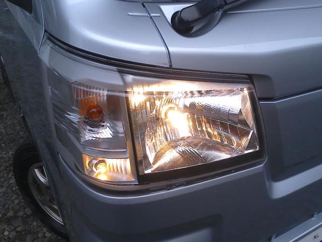 ハイゼットトラック スタンダード　５ＭＴ　検Ｒ８／１０　純正オーディオ　三方開トラック　１２ＡＷ　オートライト　横滑り防止機能　アイドリングストップ　パーキングソナー　荷台収納ボックス　記録簿　Ｗエアバッグ（8枚目）