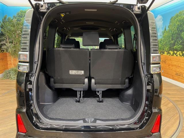 ヴォクシー ＺＳ　煌　４ＷＤ　両側パワースライドドア　９インチ純正ナビ　バックカメラ　トヨタセーフティセンス　寒冷地仕様　ＥＴＣ　クルーズコントロール　ＬＥＤヘッドライト　スマートキー　純正革巻きステアリング（12枚目）