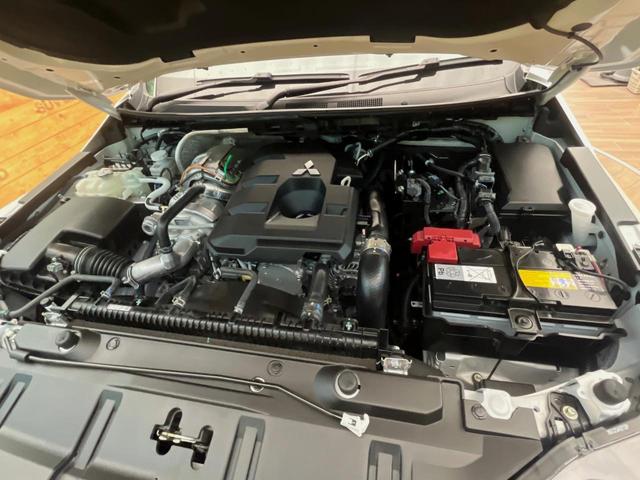 トライトン ＧＳＲ　ルーフレール　全周囲カメラ　９インチディスプレイオーディオ　レーダークルーズ　ｅーアシスト　黒革シート　前席シートヒーター　パワーシート　ＬＥＤヘッドライト　純正１８インチアルミホイール　ＥＴＣ（19枚目）