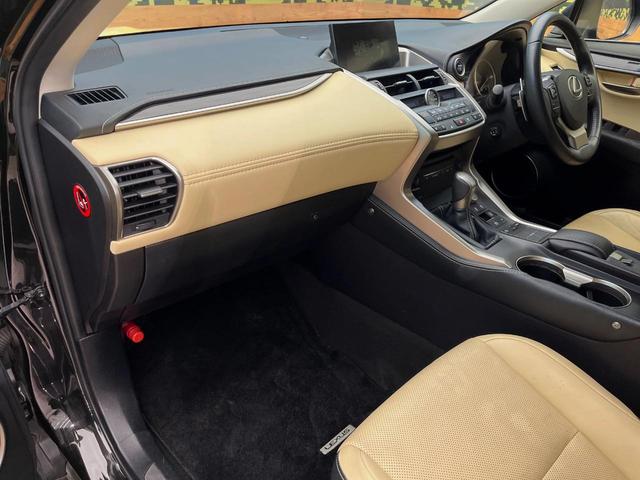 NX NX300h バージョンL 4WD サンルーフ 純正ナビ 革シート シートエアコン 衝突軽減 レーダークルーズ メモリーシート パワーバックドア 三眼LEDヘッドライト バックカメラ スマートキー(44枚目)