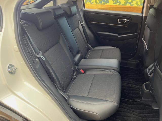 ヴェゼル e:HEV Z 4WD 純正8型ナビ ホンダセンシング パワーバックドア ステアリングヒーター シートヒーター ETC バックカメラ 純正18インチアルミホイール 合皮コンビシート 革巻きステアリング トノカバー(11枚目)