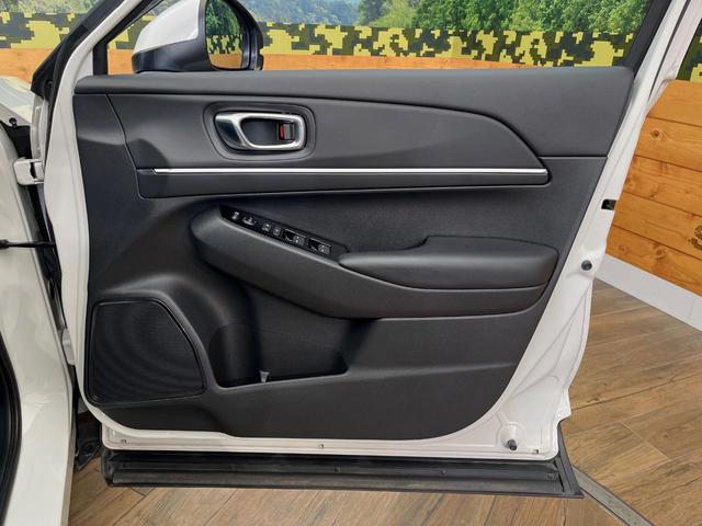 ヴェゼル e:HEV Z 4WD 純正8型ナビ ホンダセンシング パワーバックドア ステアリングヒーター シートヒーター ETC バックカメラ 純正18インチアルミホイール 合皮コンビシート 革巻きステアリング トノカバー(58枚目)