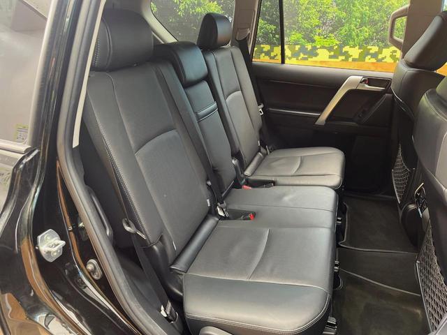 ランドクルーザープラド TX Lパッケージ マットブラックエディション サンルーフ 寒冷地仕様 7人乗り 全周囲カメラ ナビ機能付ディスプレイオーディオ 黒革シート シートベンチレーション ルーフレール レーダークルーズ オートハイビーム 純正18インチアルミ ETC(10枚目)