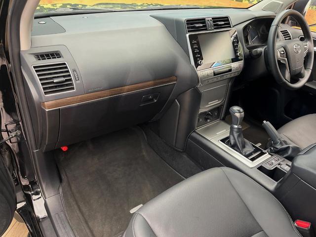 ランドクルーザープラド TX Lパッケージ マットブラックエディション サンルーフ 寒冷地仕様 7人乗り 全周囲カメラ ナビ機能付ディスプレイオーディオ 黒革シート シートベンチレーション ルーフレール レーダークルーズ オートハイビーム 純正18インチアルミ ETC(32枚目)