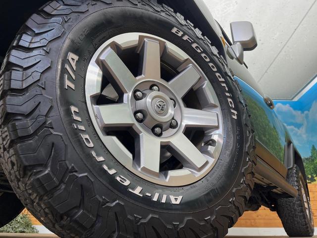 ＦＪクルーザー ベースグレード　寒冷地仕様　ルーフキャリア　純正ＳＤナビ　クルーズコントロール　クリアランスソナー　バックカメラ　Ｂｌｕｅｔｏｏｔｈ　ＨＩＤヘッドライト　純正オプション１７インチアルミホイール　ＥＴＣ（14枚目）