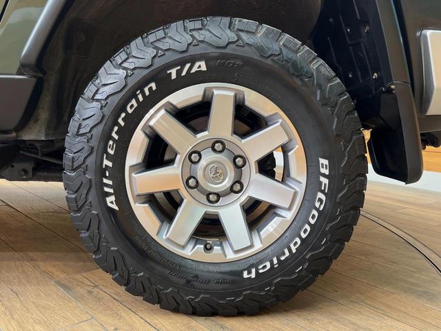 ＦＪクルーザー ベースグレード　寒冷地仕様　ルーフキャリア　純正ＳＤナビ　クルーズコントロール　クリアランスソナー　バックカメラ　Ｂｌｕｅｔｏｏｔｈ　ＨＩＤヘッドライト　純正オプション１７インチアルミホイール　ＥＴＣ（55枚目）