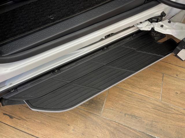 ヴォクシー ハイブリッドS-Z 4WD フリップダウンモニター 電動サイドステップ DVD/CDデッキ 10.5インチディスプレイオーディオ 全周囲カメラ パワーバックドア 両側電動スライドドア レーダークルーズコントロール(8枚目)