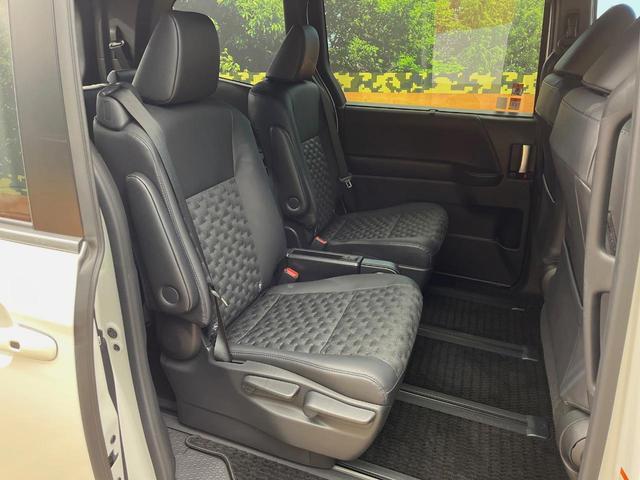 ヴォクシー ハイブリッドS-Z 4WD フリップダウンモニター 電動サイドステップ DVD/CDデッキ 10.5インチディスプレイオーディオ 全周囲カメラ パワーバックドア 両側電動スライドドア レーダークルーズコントロール(12枚目)