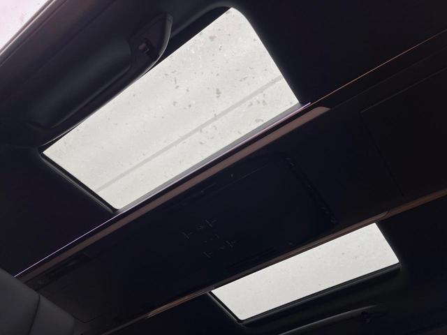 【左右独立ムーンルーフ】２列目左右席にそれぞれ配置されたガラスルーフ！日差しに合わせて片側だけシェードを閉めることも可能です！