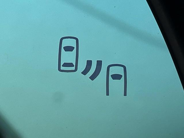 【ブラインドスポットモニター】走行中、ドアミラーの死角になりやすい箇所に後続車が接近するとサイドミラーのレンズに警告を表示！ドライバーに注意喚起をしてくれます。