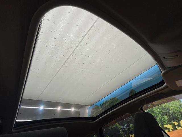 【ガラスルーフ】ガラスルーフ搭載で車内の解放感が一気にアップ！開放的なドライブをお楽しみいただけます。