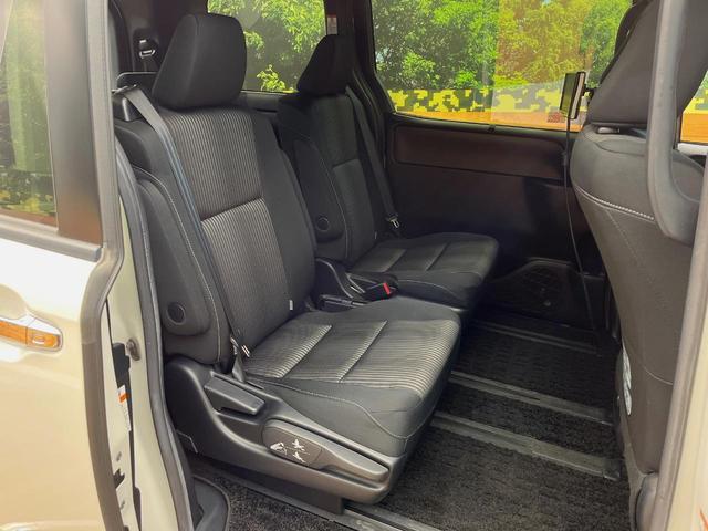 ヴォクシー ＺＳ　煌　４ＷＤ　後席モニター　寒冷地仕様　１０型ＳＤナビ　クルーズコントロール　衝突被害軽減システム　禁煙車　ＥＴＣ　ＬＥＤヘッド　純正１６インチアルミ　オートハイビーム（10枚目）