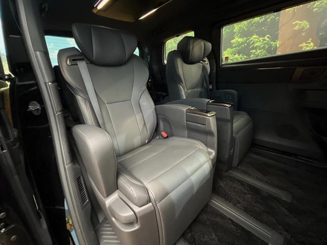 アルファードハイブリッド Ｚ　４ＷＤ　１４型ディスプレイオーディオ　１３．２有機ＥＬ後席モニター　全周囲カメラ　シートベンチレーション　デジタルインナーミラー　パワーシート　両側電動ドア　禁煙車　ブラインドスポットモニター（11枚目）