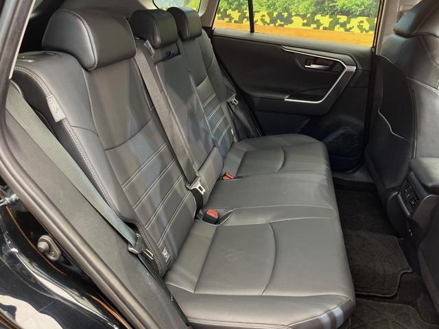 ＲＡＶ４ ハイブリッドＧ　４ＷＤ　寒冷地仕様　全周囲カメラ　９型ディスプレイオーディオ　衝突被害軽減システム　レーダークルーズ　禁煙車　電動リアゲート　前席シートエアコン　ブラインドスポットモニター　コーナーセンサー（10枚目）