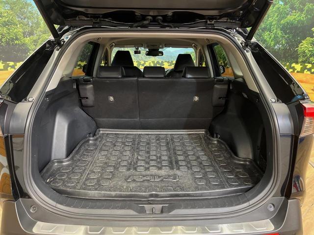 ＲＡＶ４ ハイブリッドＧ　４ＷＤ　寒冷地仕様　全周囲カメラ　９型ディスプレイオーディオ　衝突被害軽減システム　レーダークルーズ　禁煙車　電動リアゲート　前席シートエアコン　ブラインドスポットモニター　コーナーセンサー（11枚目）
