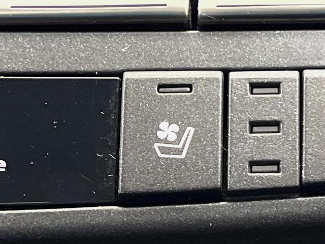 【シートベンチレーション】夏場は涼しい風でお尻や背中の熱やムレを防ぎ、冬はエアコンよりも早く温まってポカポカに！季節を問わず快適に過ごせます。