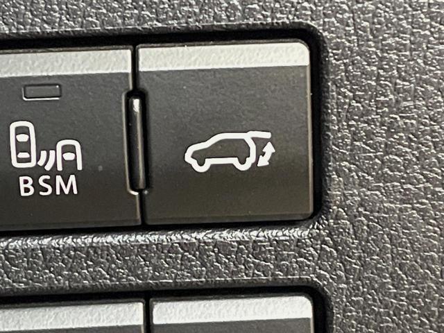 【パワーバックドア】スマートキーや運転席のボタンを押すだけでリアゲートが自動で開閉します！荷物を持っている時や、高い位置にあるバックドアを閉める際に便利な機能です♪