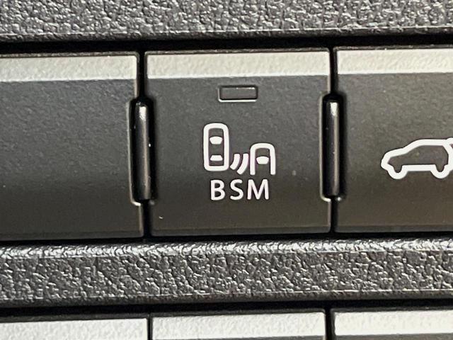 【ブラインドスポットモニター】走行中、ドアミラーの死角になりやすい箇所に後続車が接近するとサイドミラーのレンズに警告を表示！ドライバーに注意喚起をしてくれます。