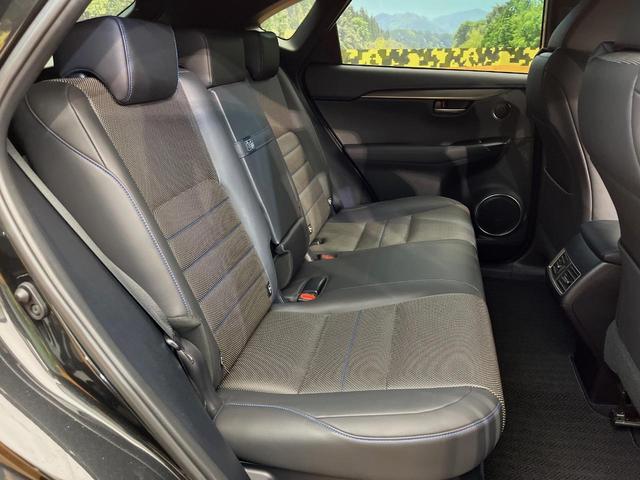 後部座席も気になるようなキズ・汚れやへたり等、大きなダメージはなく、良好な状態です。