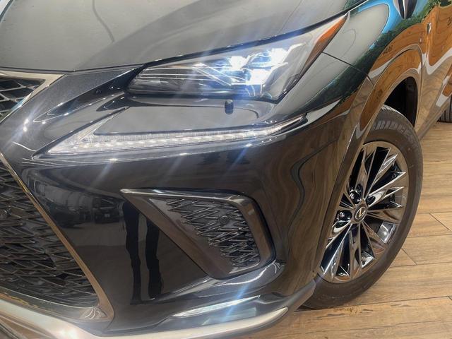 【ＬＥＤヘッドライト】悪天候や夜間走行時も良好な視界を確保し安心して運転できる高輝度ＬＥＤヘッドライトを装備！点灯速度が早く、消費電力も抑えられています。