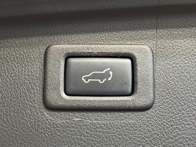 【パワーバックドア】スマートキーや運転席のボタンを押すだけでリアゲートが自動で開閉します！荷物を持っている時や、高い位置にあるバックドアを閉める際に便利な機能です♪