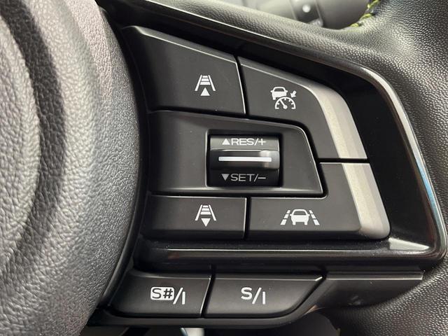 【全車速追従機能付クルーズコントロール】高速道路での長距離走行が楽に！！自動で速度を保つクルーズコントロールが、衝突軽減システムと連携し、前方の車両を感知して車間を保つように速度調節してくれます！！