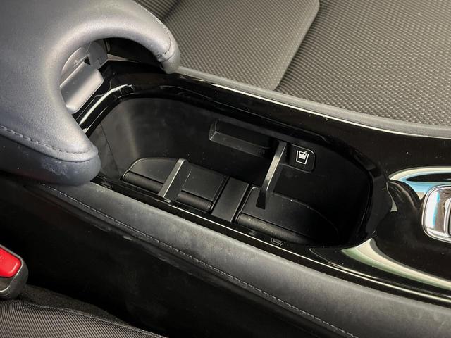 ヴェゼル ハイブリッドＸ・ホンダセンシング　４ＷＤ　禁煙車　ホンダセンシング　純正ナビ　寒冷地仕様　アダプティブクルーズコントロール　シートヒーター　ＥＴＣ　バックカメラ　純正１６インチアルミホイール　純正革巻きステアリング（55枚目）