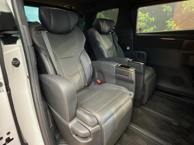 アルファード Ｚ　４ＷＤ　禁煙車　寒冷地仕様　純正１４型ナビ　全周囲カメラ　１３．２型フリップダウン　左右独立ムーンルーフ　デジタルインナーミラー　シートベンチレーション　ステアリングヒーター　パワーバックドア　ＥＴＣ（11枚目）