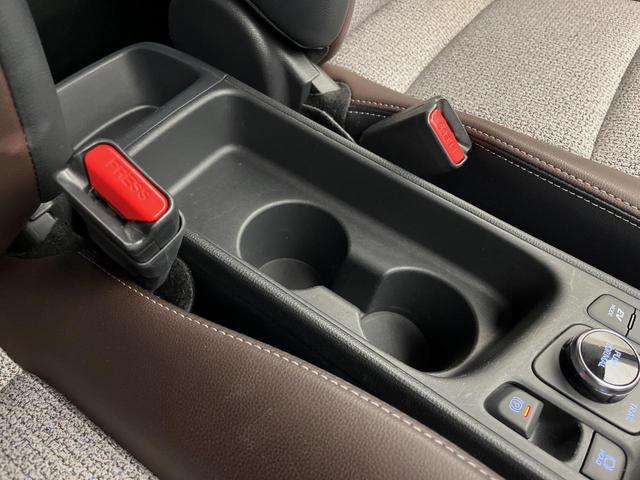 ヤリスクロス ハイブリッドＺ　４ＷＤ　禁煙車　モデリスタエアロ　８型ディスプレイオーディオ　全周囲カメラ　ハンズフリーパワーバックドア　寒冷地仕様　シートヒーター　レーダークルーズコントロール　パワーシート　純正１８インチアルミ（47枚目）