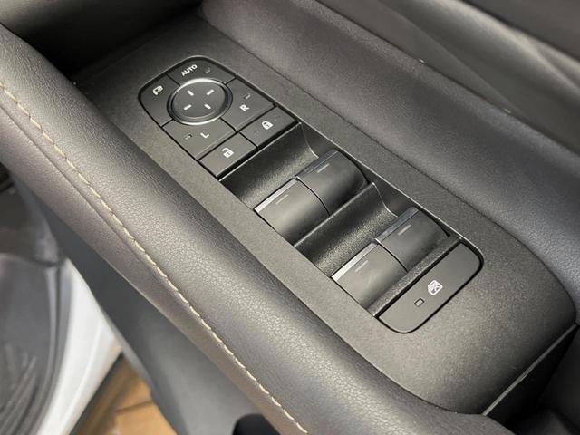 ヴェルファイアハイブリッド Ｚ　プレミア　４ＷＤ　後席モニター　左右独立ムーンルーフ　１４型ディスプレイオーディオ　シートベンチレーション　全周囲カメラ　デジタルインナーミラー　禁煙車　３眼ＬＥＤヘッドライト　ブラインドスポットモニター（36枚目）