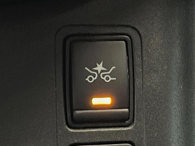 セレナ ハイウェイスター　ＶセレクションＩＩ　４ＷＤ　禁煙車　ＳＤナビ　後席モニター　全周囲カメラ　衝突軽減装置　リアオートエアコン　両側電動スライドドア　クルーズコントロール　ＥＴＣ　純正１５インチアルミホイール　純正革巻きステアリング（7枚目）