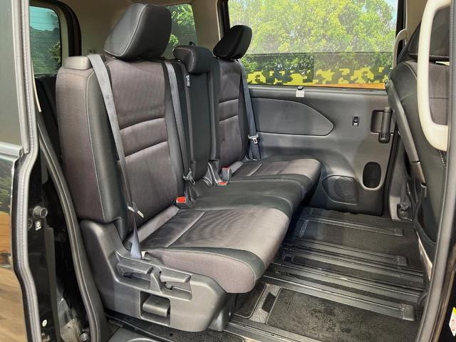 セレナ ハイウェイスター　ＶセレクションＩＩ　４ＷＤ　禁煙車　ＳＤナビ　後席モニター　全周囲カメラ　衝突軽減装置　リアオートエアコン　両側電動スライドドア　クルーズコントロール　ＥＴＣ　純正１５インチアルミホイール　純正革巻きステアリング（10枚目）