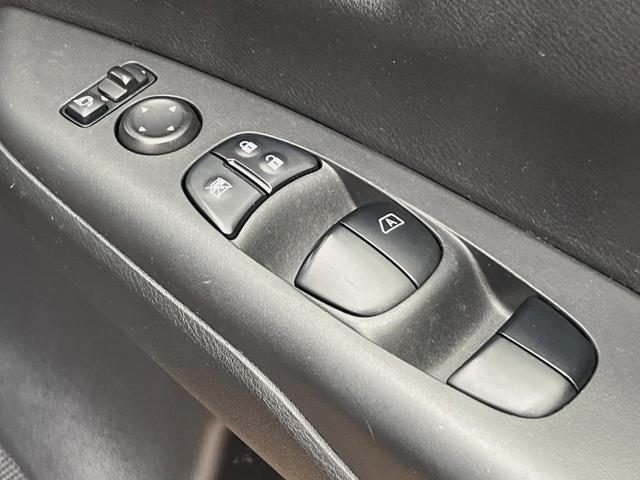 セレナ ハイウェイスター　ＶセレクションＩＩ　４ＷＤ　禁煙車　ＳＤナビ　後席モニター　全周囲カメラ　衝突軽減装置　リアオートエアコン　両側電動スライドドア　クルーズコントロール　ＥＴＣ　純正１５インチアルミホイール　純正革巻きステアリング（50枚目）