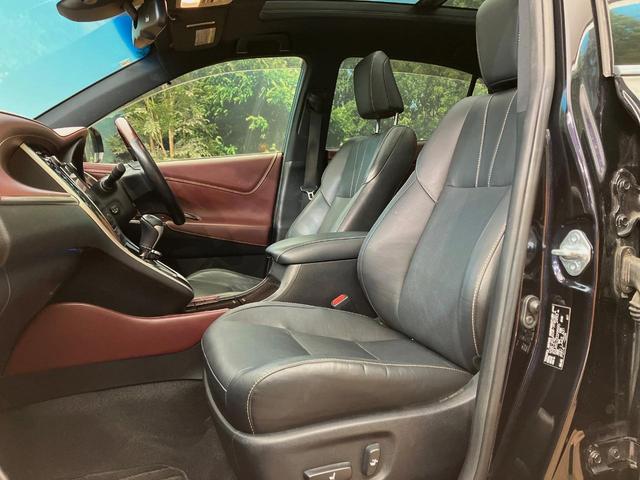 ハリアーハイブリッド プレミアム　アドバンスドパッケージ　４ＷＤ　禁煙車　メーカー８型ナビ　全周囲カメラ　ムーンルーフ　ＪＢＬサウンドシステム　黒革シート　シートヒーター　パワーバックドア　レーダークルーズコントロール　前席パワーシート　置くだけ充電（26枚目）