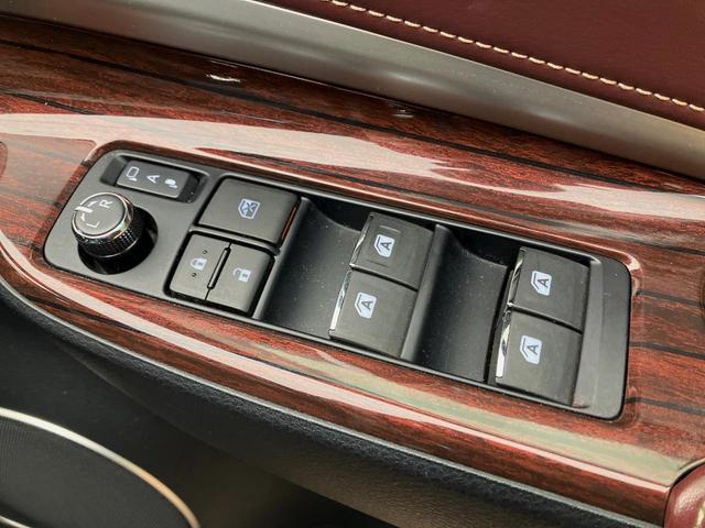 ハリアーハイブリッド プレミアム　アドバンスドパッケージ　４ＷＤ　禁煙車　メーカー８型ナビ　全周囲カメラ　ムーンルーフ　ＪＢＬサウンドシステム　黒革シート　シートヒーター　パワーバックドア　レーダークルーズコントロール　前席パワーシート　置くだけ充電（33枚目）