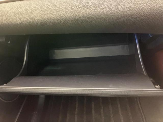 ハリアーハイブリッド プレミアム　アドバンスドパッケージ　４ＷＤ　禁煙車　メーカー８型ナビ　全周囲カメラ　ムーンルーフ　ＪＢＬサウンドシステム　黒革シート　シートヒーター　パワーバックドア　レーダークルーズコントロール　前席パワーシート　置くだけ充電（42枚目）