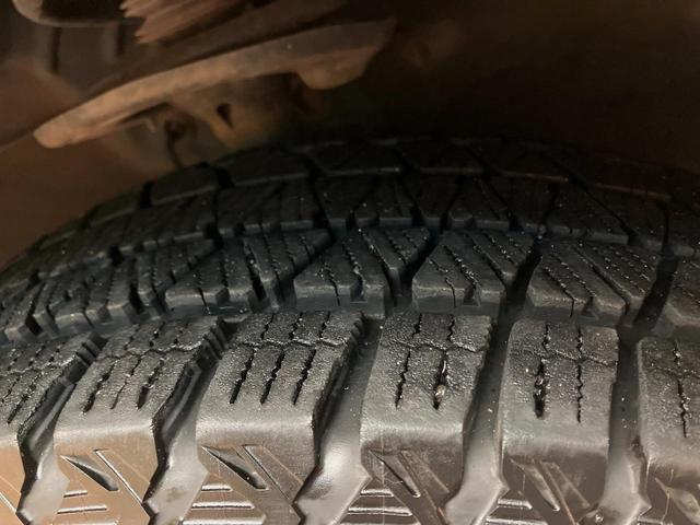 ハリアーハイブリッド プレミアム　アドバンスドパッケージ　４ＷＤ　禁煙車　メーカー８型ナビ　全周囲カメラ　ムーンルーフ　ＪＢＬサウンドシステム　黒革シート　シートヒーター　パワーバックドア　レーダークルーズコントロール　前席パワーシート　置くだけ充電（59枚目）