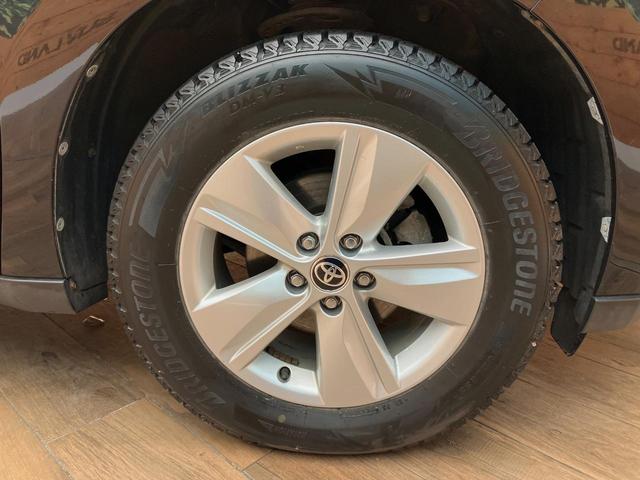 ハリアーハイブリッド プレミアム　アドバンスドパッケージ　４ＷＤ　禁煙車　メーカー８型ナビ　全周囲カメラ　ムーンルーフ　ＪＢＬサウンドシステム　黒革シート　シートヒーター　パワーバックドア　レーダークルーズコントロール　前席パワーシート　置くだけ充電（60枚目）