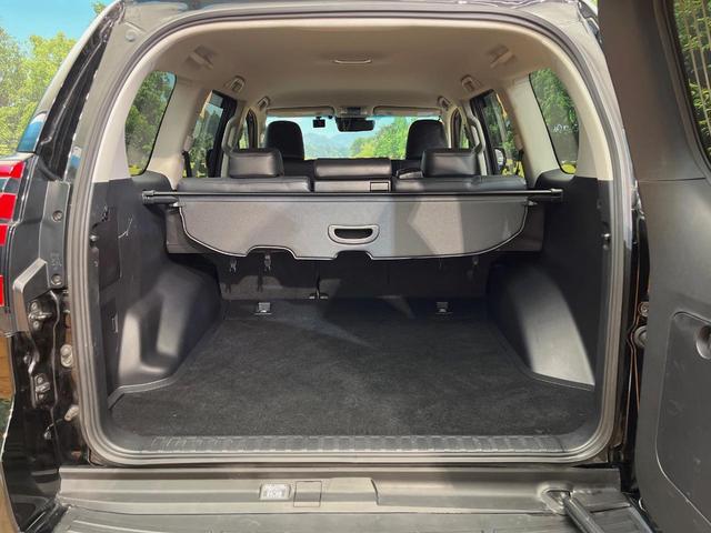 ���i�̂���������ʋ΁A���}���ɏ\���ȉ׎��X�y�[�X���m�ۂ��Ă���܂��B�Z�J���h�V�[�g��|���ƁA�傫�ȉו��̐ύڂ��\�ł���