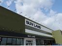 ズラッと並んだ展示車と大きな「SUVLAND」の看板が目印です!