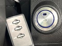【スマートキー】カバンやポケットに入れたままでもドアの施錠・解錠が可能なスマートキーを装備。エンジンのオン・オフ時もカギを取り出す必要が無く、ボタンをプッシュするだけでＯＫ♪ 6