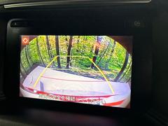 【バックカメラ】駐車時に後方がリアルタイム映像で確認できます。大型商業施設や立体駐車場での駐車時や、夜間のバック時に大活躍！運転スキルに関わらず、今や必須となった装備のひとつです！ 4