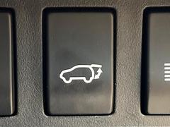 【パワーバックドア】スマートキーや運転席のボタンを押すだけでリアゲートが自動で開閉します！荷物を持っている時や、高い位置にあるバックドアを閉める際に便利な機能です♪ 7