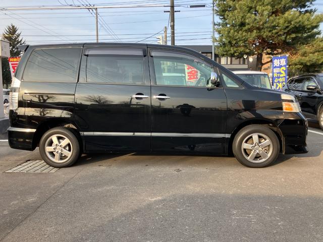 ヴォクシー Ｚ　煌　４ＷＤ　キーレス　エンジンスターター　オートエアコン　左右電動スライドドア　ステアリングシフト　ＨＩＤライト　純正１５インチアルミ（8枚目）