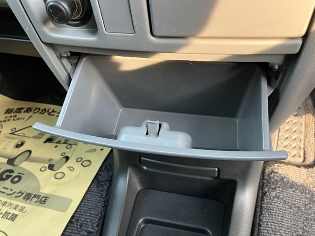 ヴォクシー Ｚ　煌　４ＷＤ　キーレス　エンジンスターター　オートエアコン　左右電動スライドドア　ステアリングシフト　ＨＩＤライト　純正１５インチアルミ（28枚目）